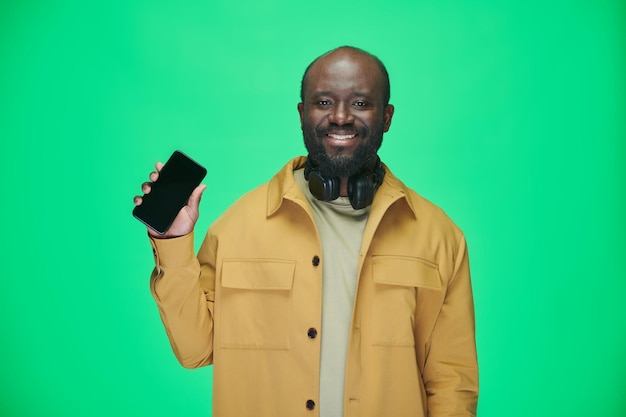 携帯電話の画面を見せているアフリカ系アメリカ人男性