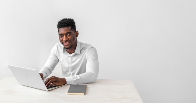 Photo african american man sitting copy space