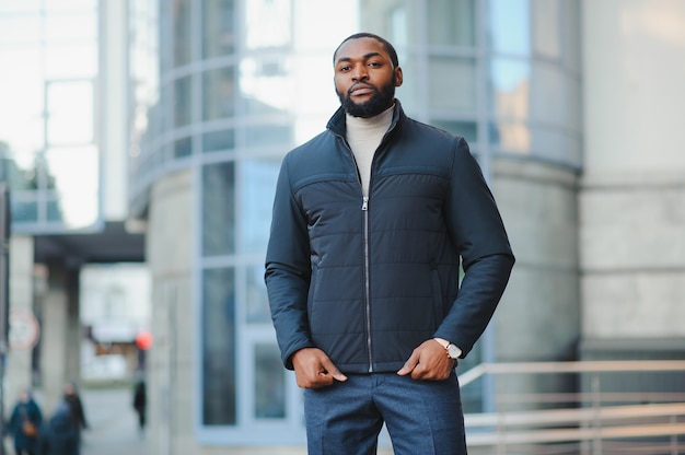 Uomo afroamericano in vestiti nuovi alla moda sulla strada