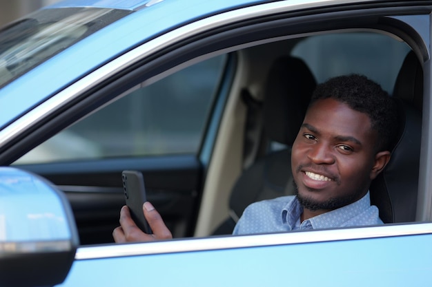 アフリカ系アメリカ人男性が車内でビデオ通話を介して友人と話す