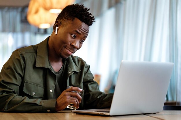 Uomo afroamericano che usa il computer