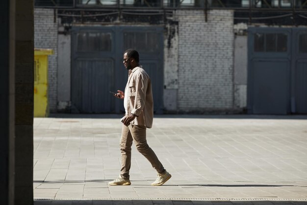 Foto uomo afroamericano che cammina in città