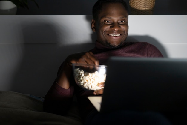 Photo african american man watching streaming service