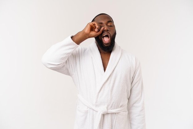Африканский американец в халате с удивлением и счастливыми эмоциями, изолированными на белом фоне