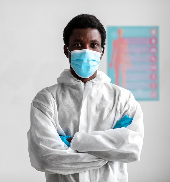 Photo african american man wearing protective equipment