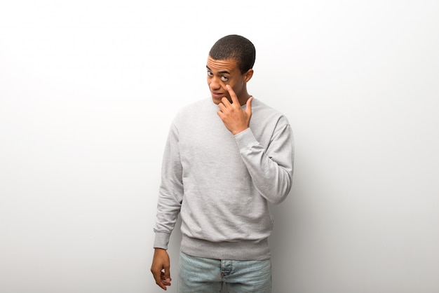 Photo african american man on white wall background looking to the front