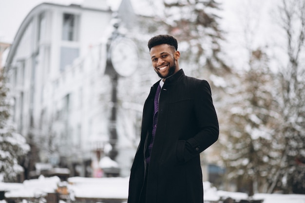 Uomo afroamericano in inverno all'aperto