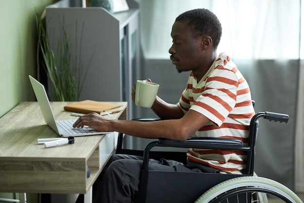 집에서 일하는 장애가 있는 아프리카계 미국인 남자