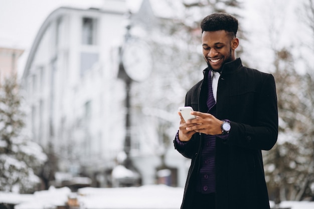 Uomo afroamericano con telefono