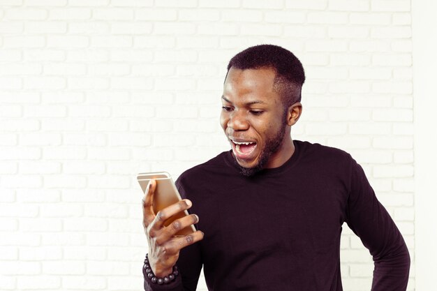 Photo african american man with samrtphone