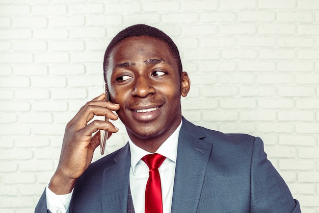 Photo african american man with samrtphone