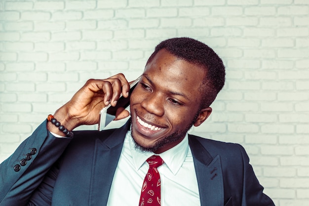 Photo african american man with smartphone