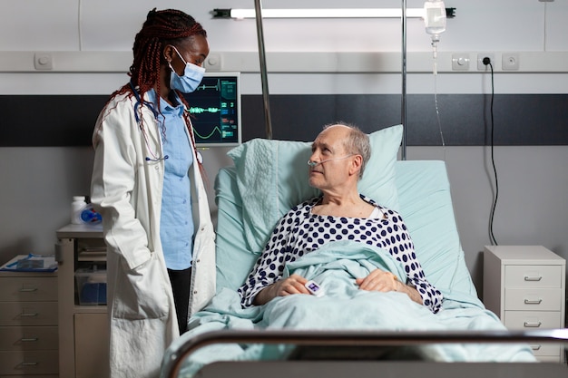 African american medical practitoner wearing chirurgical mask