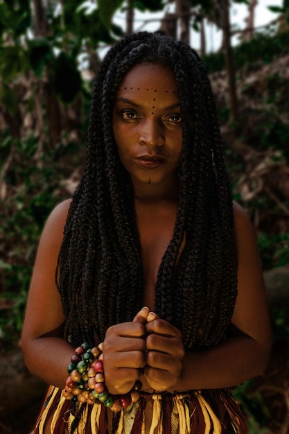 Photo african american native woman in the jungle shows her culture