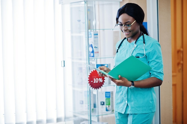 Farmacista afroamericano che lavora in farmacia presso la farmacia dell'ospedale sanità africana