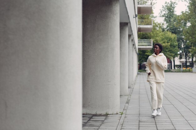 Photo african american runner woman in hoodie jogging outdoors