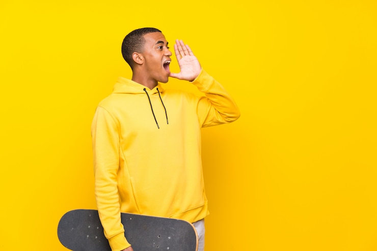 Photo african american skater man shouting with mouth wide open