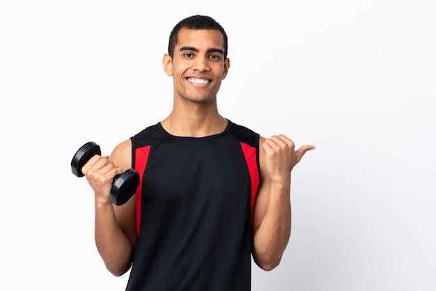 African American sport man over geïsoleerde witte muur wijst naar de zijkant om een product te presenteren