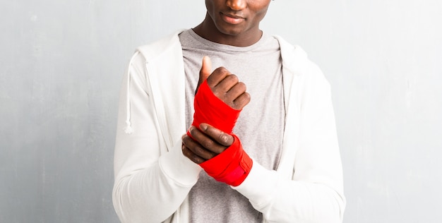 African American sportmanin boksbandages