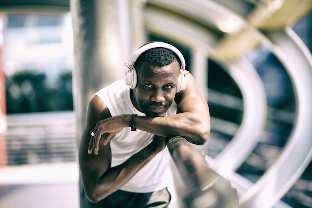 Photo african american sportsman get relax after jogging in city