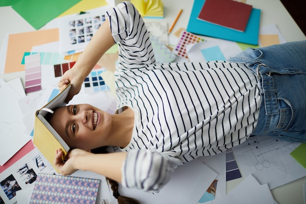 Photo african-american student lying on floor