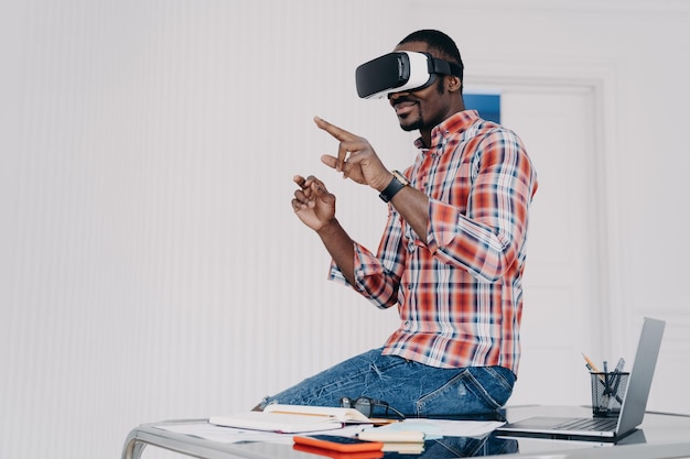 Афро-американский студент в очках виртуальной реальности дома Молодой бизнесмен занимается удаленным виртуальным обучением