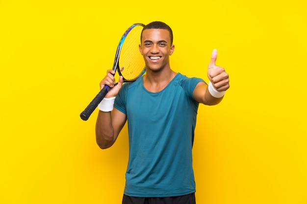 Photo african american tennis player man with thumbs up because something good has happened