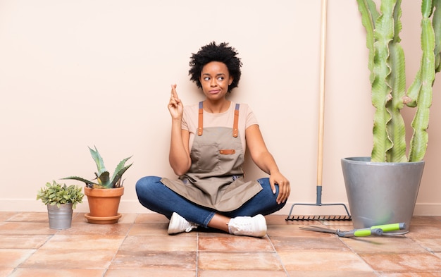 African American tuinman vrouw zittend op de vloer