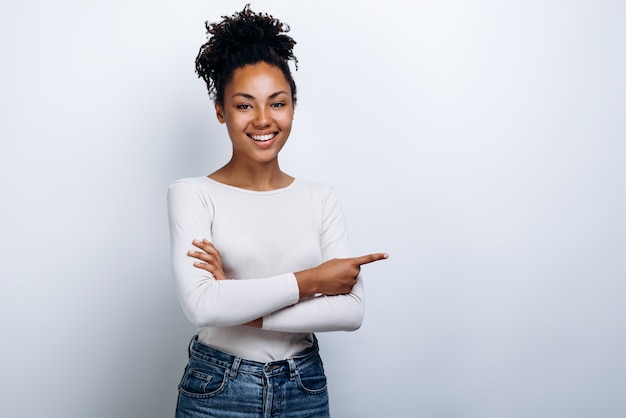 African American vrouw in een witte blouse