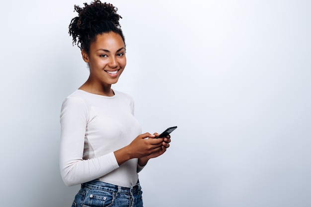 African American vrouw in een witte blouse