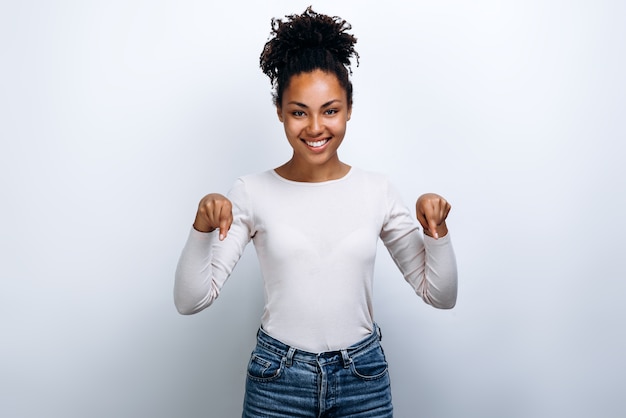 African American vrouw in een witte blouse