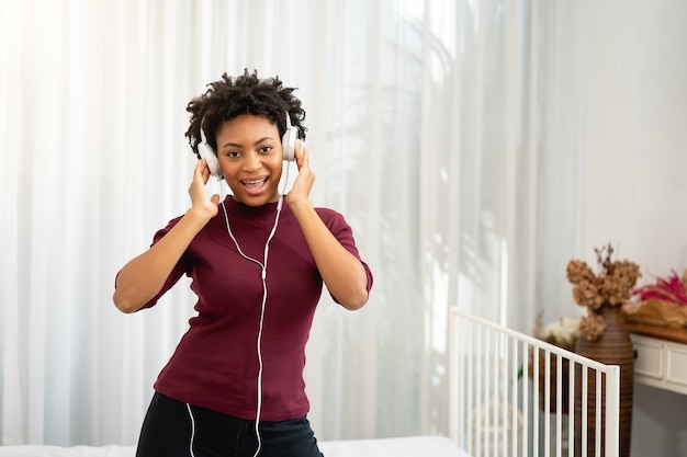 African American vrouw luisteren naar muziek