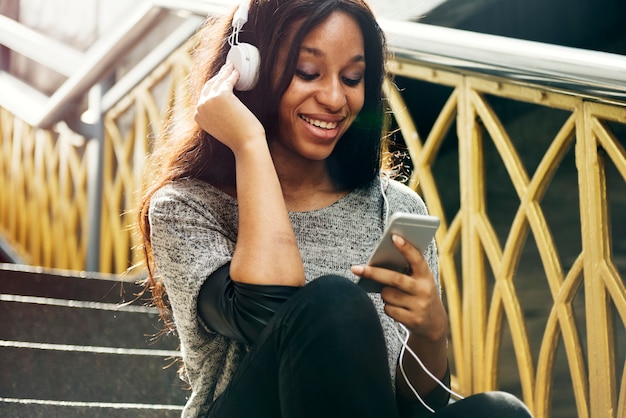 African American vrouw luistert naar muziek