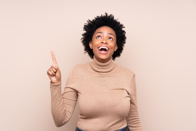 African American vrouw over beige muur