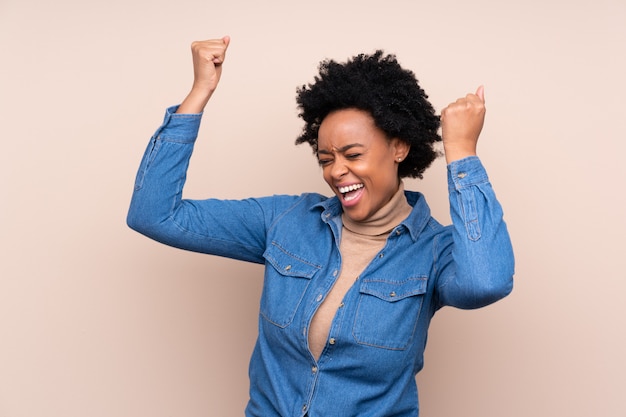 African American vrouw over beige muur