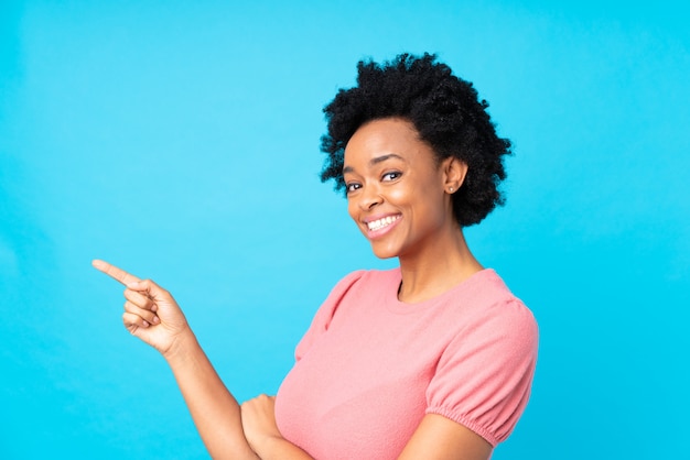 African American vrouw over blauwe muur
