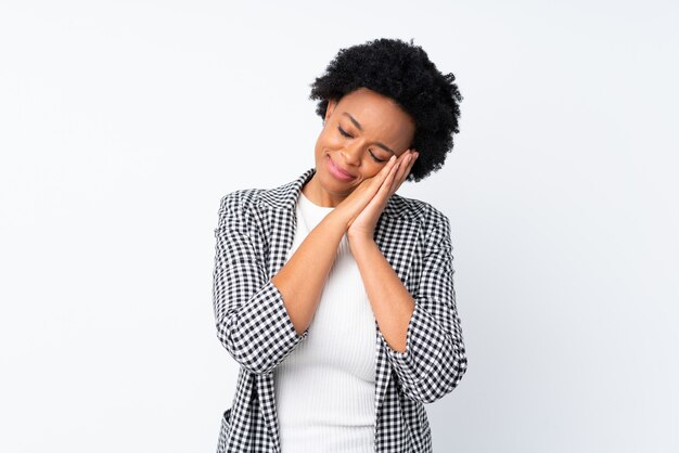 African american vrouw over muur