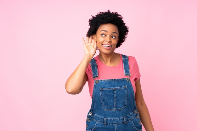 African American vrouw over roze muur