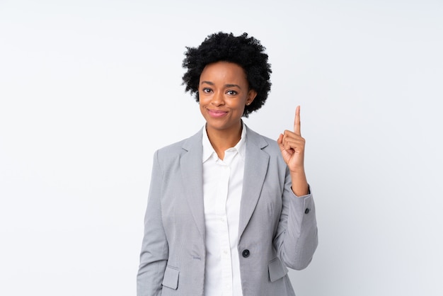 African American vrouw over witte muur