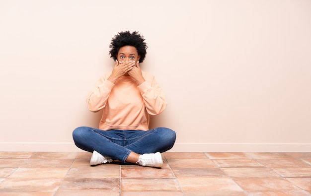 African American vrouw zittend op de vloer