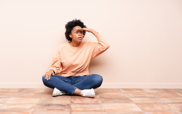 African American vrouw zittend op de vloer