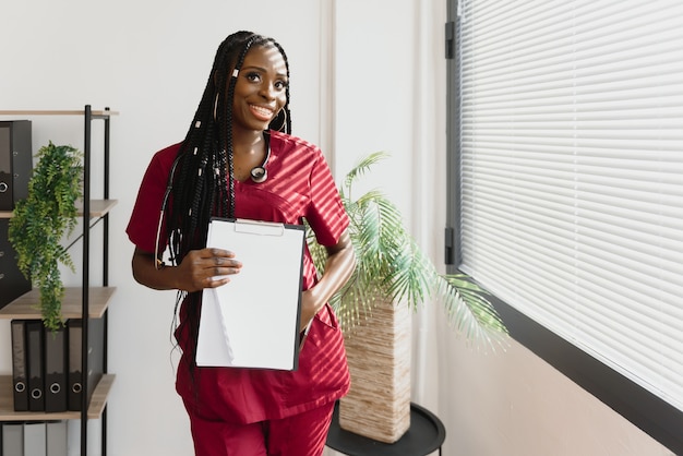 African American vrouwelijke arts met een stethoscoop in het ziekenhuis