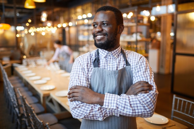 Cameriere afroamericano in ristorante