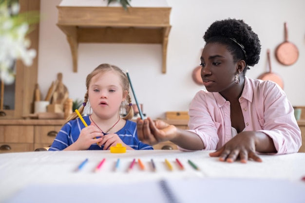 写真 アフリカ系アメリカ人の女性と女の子が色を学び、絵を描く