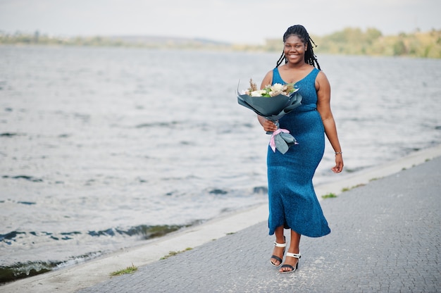 Афро-американская женщина в синем блестящем платье