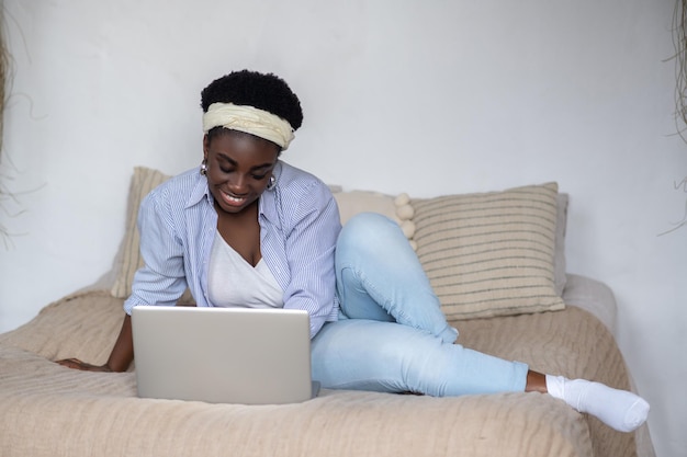 アフリカ系アメリカ人女性がインターネットでチャットし、関与しているように見える