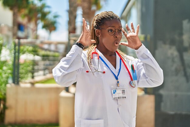 Photo african american woman doctor standing with surprise expression at street