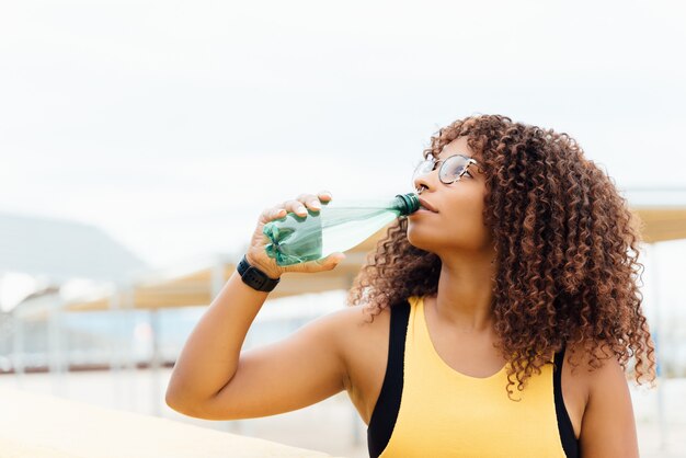 アフリカ系アメリカ人の女性は水を飲む