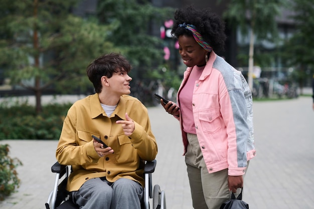 걷는 동안 장애가 있는 남성과 전화번호를 교환하는 아프리카계 미국인 여성