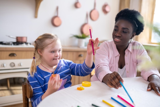 アフリカ系アメリカ人の女性と女の子が色を学び、絵を描く